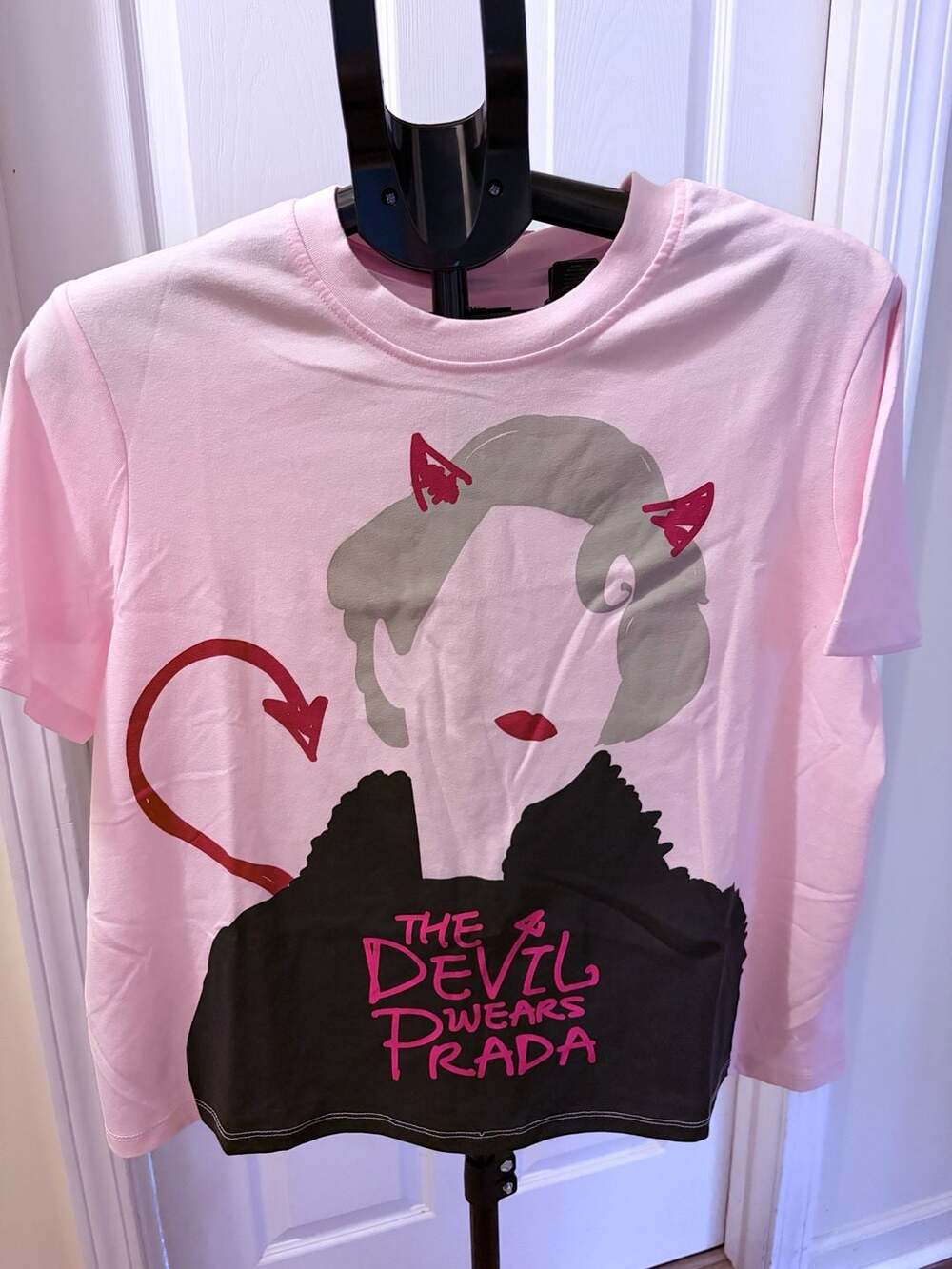 NEW Hybrid Apparel The Devil Wears Prada Women’s Large Pink Graphic T-Shirt - Picture 8 of 9